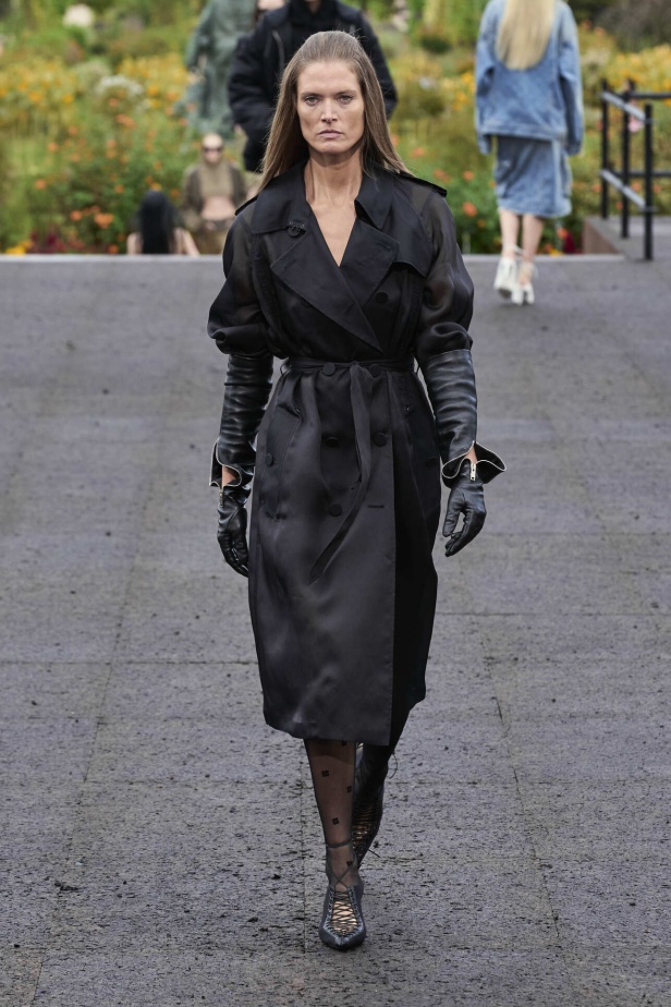 عرض أزياء Givenchy لربيع وصيف 2022 يحيي موضة التصاميم الكاجوال والشبابية