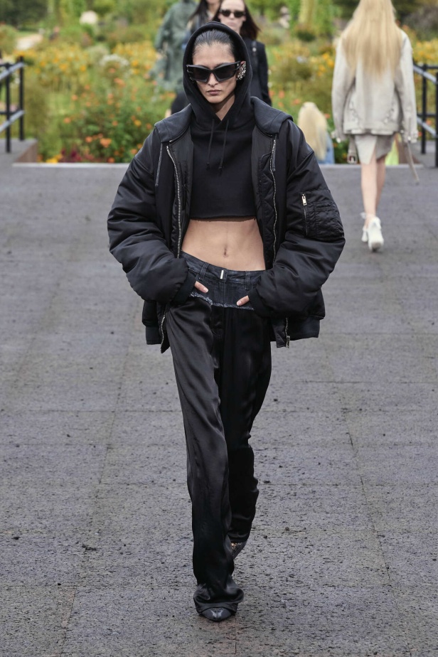 عرض أزياء Givenchy لربيع وصيف 2022 يحيي موضة التصاميم الكاجوال والشبابية