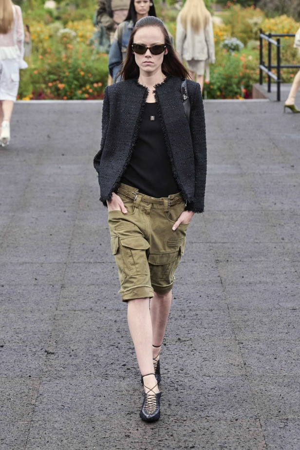 عرض أزياء Givenchy لربيع وصيف 2022 يحيي موضة التصاميم الكاجوال والشبابية