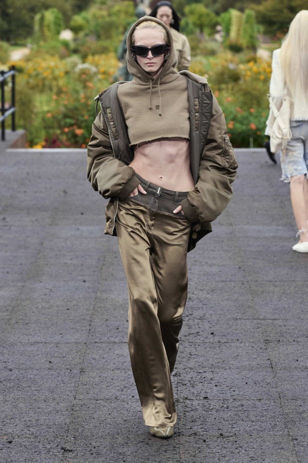 عرض أزياء Givenchy لربيع وصيف 2022 يحيي موضة التصاميم الكاجوال والشبابية