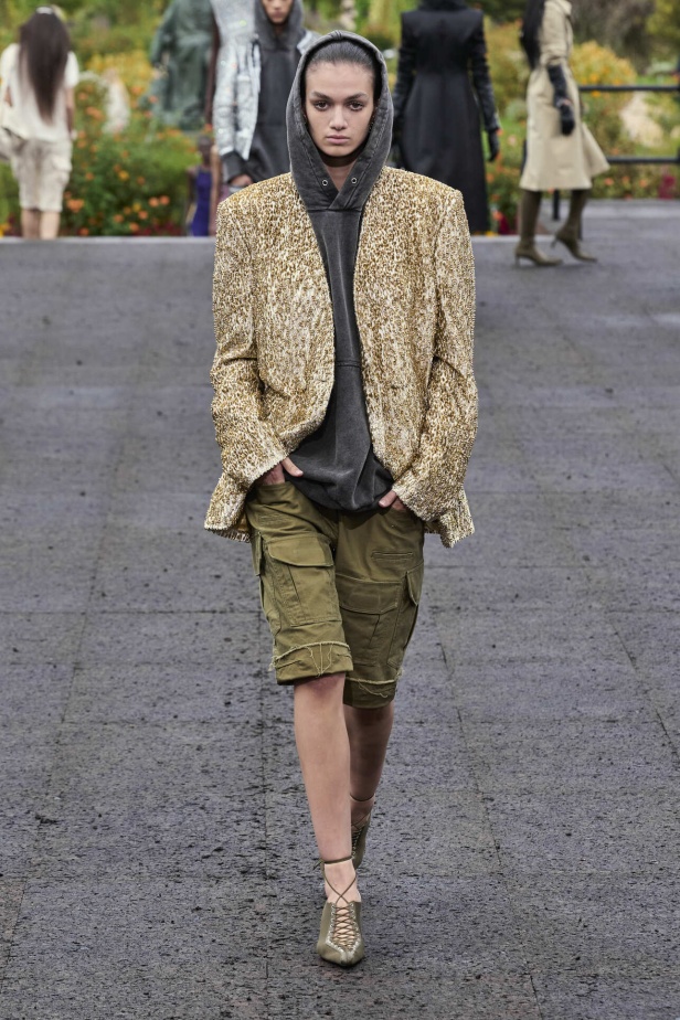 عرض أزياء Givenchy لربيع وصيف 2022 يحيي موضة التصاميم الكاجوال والشبابية