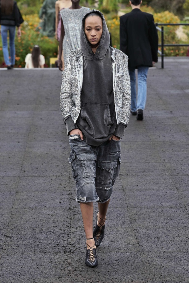 عرض أزياء Givenchy لربيع وصيف 2022 يحيي موضة التصاميم الكاجوال والشبابية