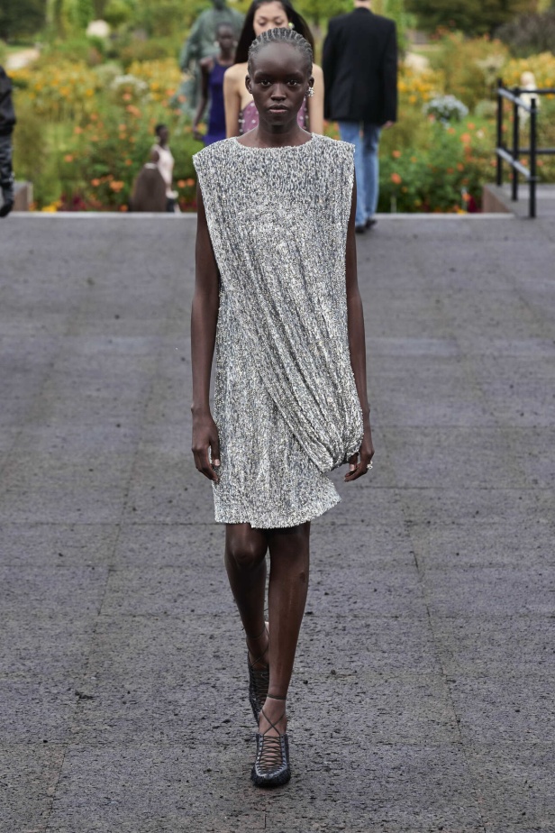 عرض أزياء Givenchy لربيع وصيف 2022 يحيي موضة التصاميم الكاجوال والشبابية