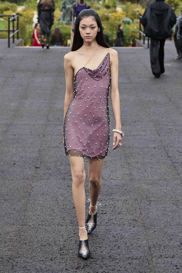 عرض أزياء Givenchy لربيع وصيف 2022 يحيي موضة التصاميم الكاجوال والشبابية