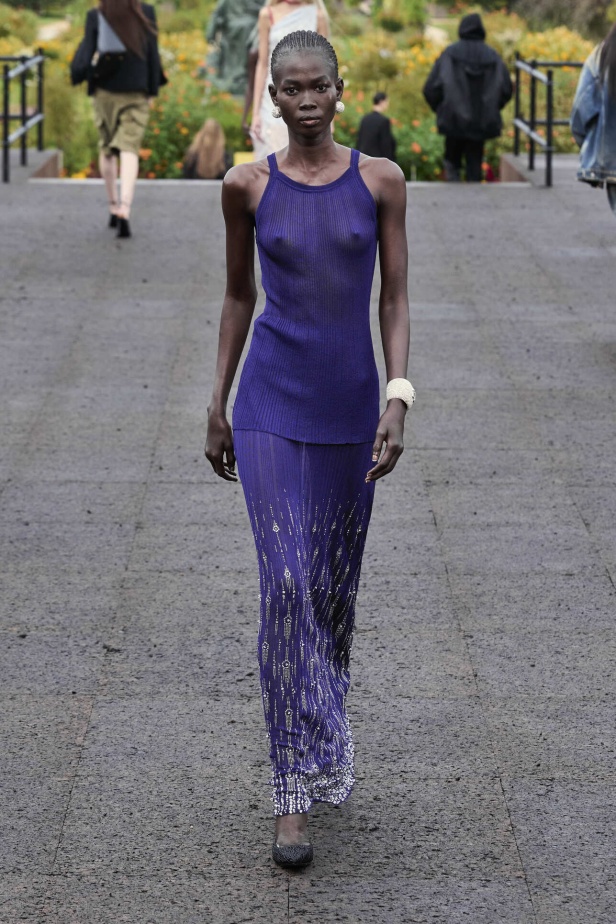 عرض أزياء Givenchy لربيع وصيف 2022 يحيي موضة التصاميم الكاجوال والشبابية