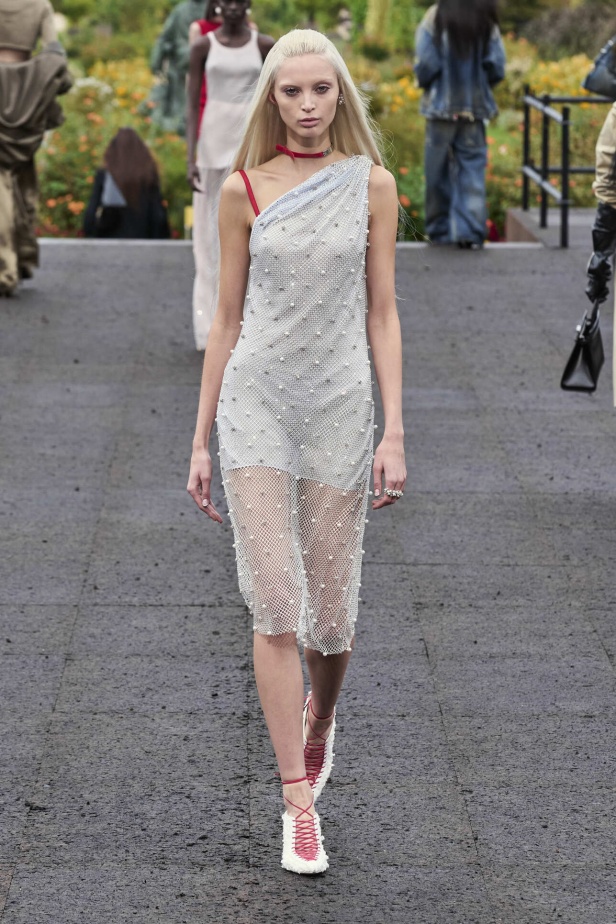 عرض أزياء Givenchy لربيع وصيف 2022 يحيي موضة التصاميم الكاجوال والشبابية