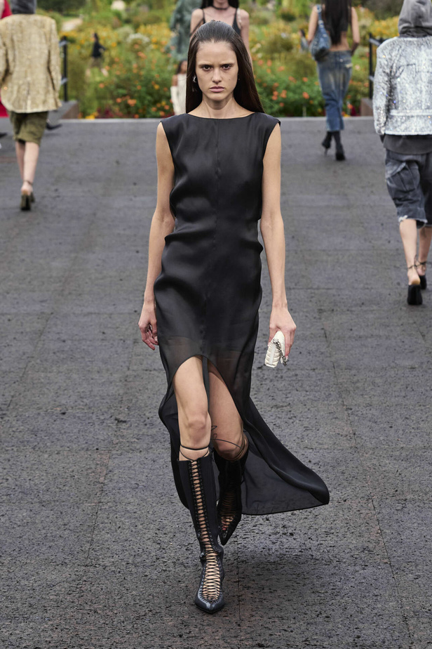 عرض أزياء Givenchy لربيع وصيف 2022 يحيي موضة التصاميم الكاجوال والشبابية