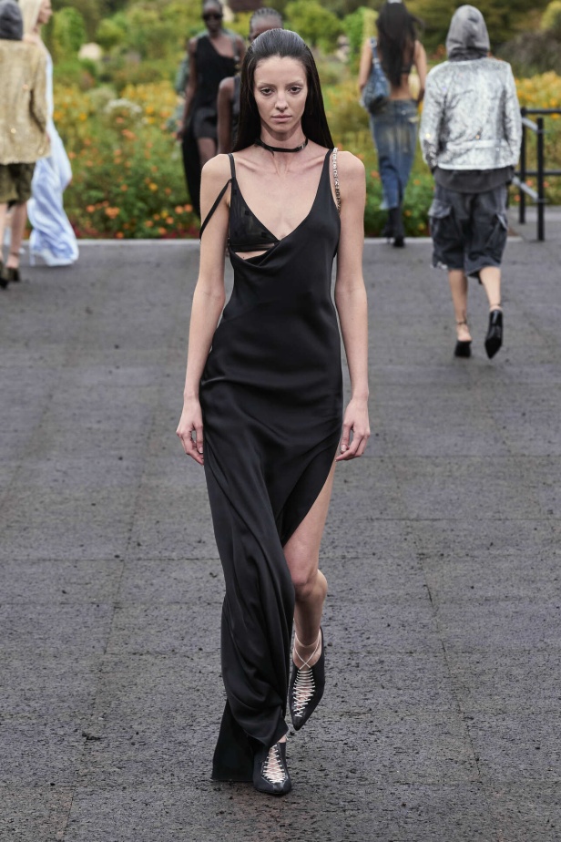 عرض أزياء Givenchy لربيع وصيف 2022 يحيي موضة التصاميم الكاجوال والشبابية