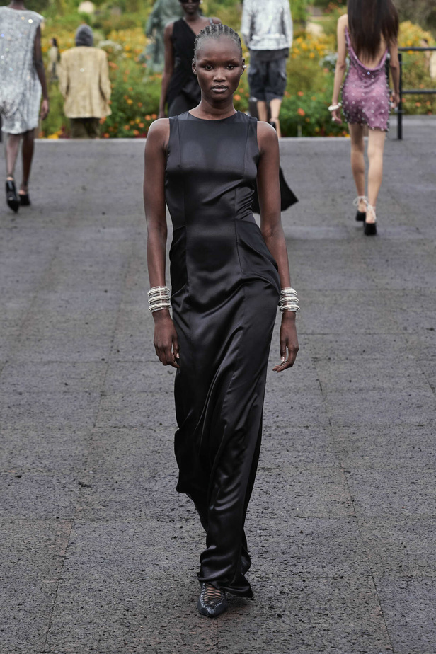 عرض أزياء Givenchy لربيع وصيف 2022 يحيي موضة التصاميم الكاجوال والشبابية