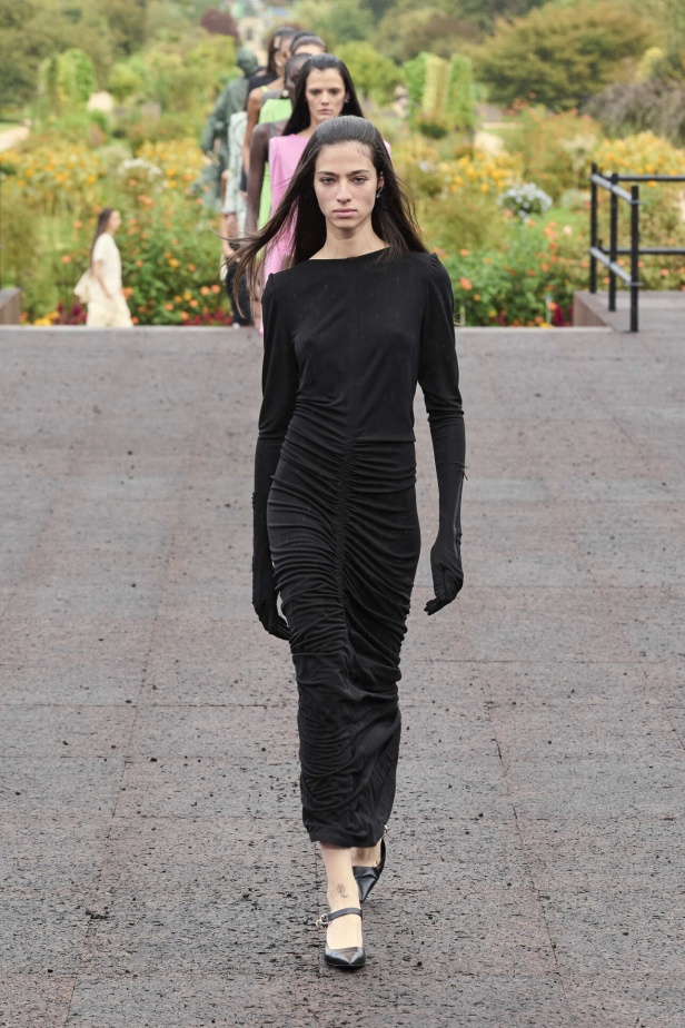 عرض أزياء Givenchy لربيع وصيف 2022 يحيي موضة التصاميم الكاجوال والشبابية