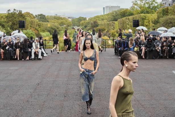 عرض أزياء Givenchy لربيع وصيف 2022 يحيي موضة التصاميم الكاجوال والشبابية