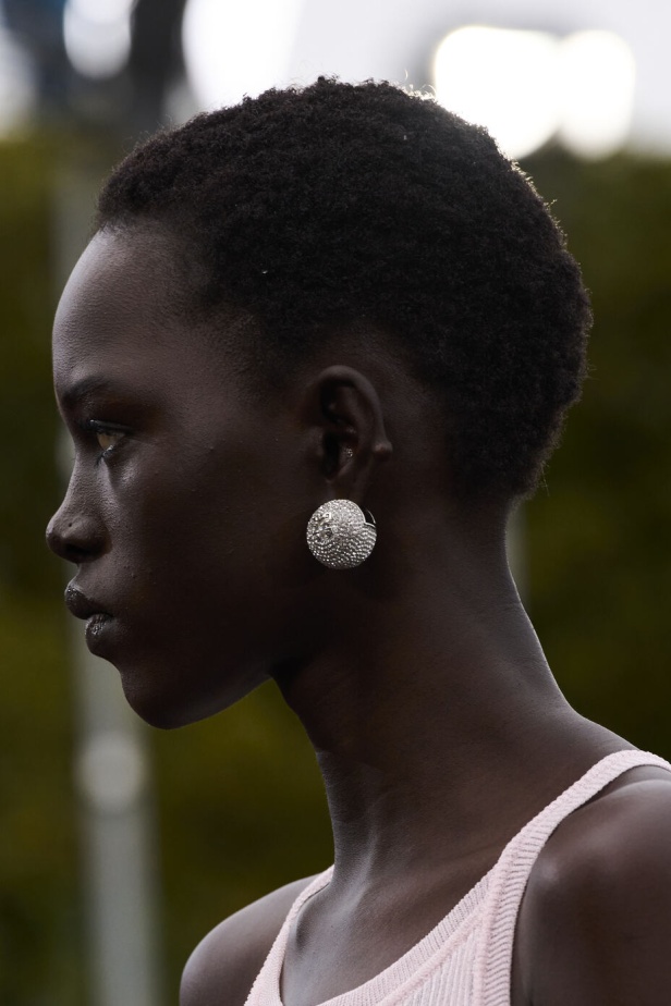 عرض أزياء Givenchy لربيع وصيف 2022 يحيي موضة التصاميم الكاجوال والشبابية