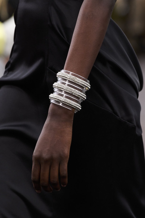 عرض أزياء Givenchy لربيع وصيف 2022 يحيي موضة التصاميم الكاجوال والشبابية