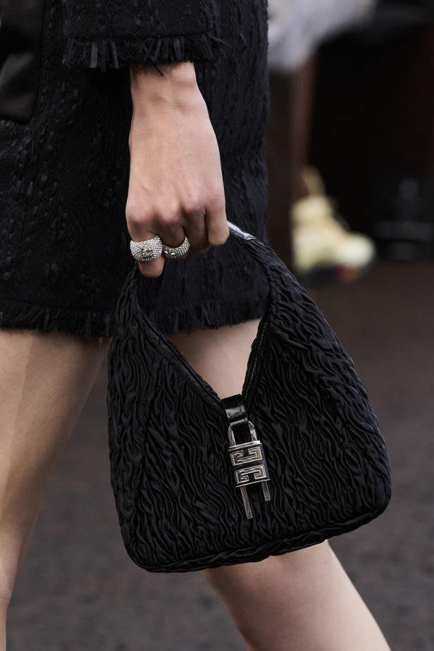 عرض أزياء Givenchy لربيع وصيف 2022 يحيي موضة التصاميم الكاجوال والشبابية