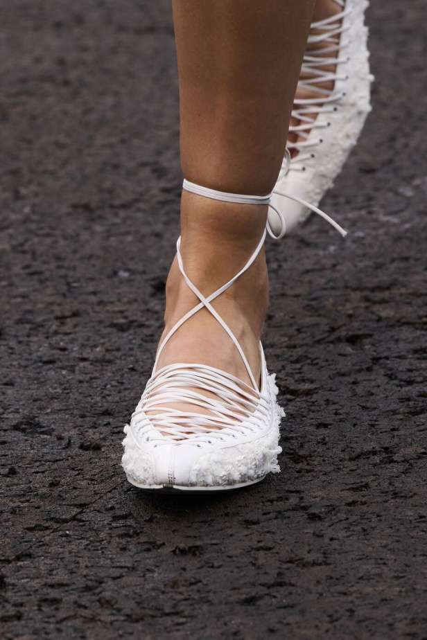 عرض أزياء Givenchy لربيع وصيف 2022 يحيي موضة التصاميم الكاجوال والشبابية