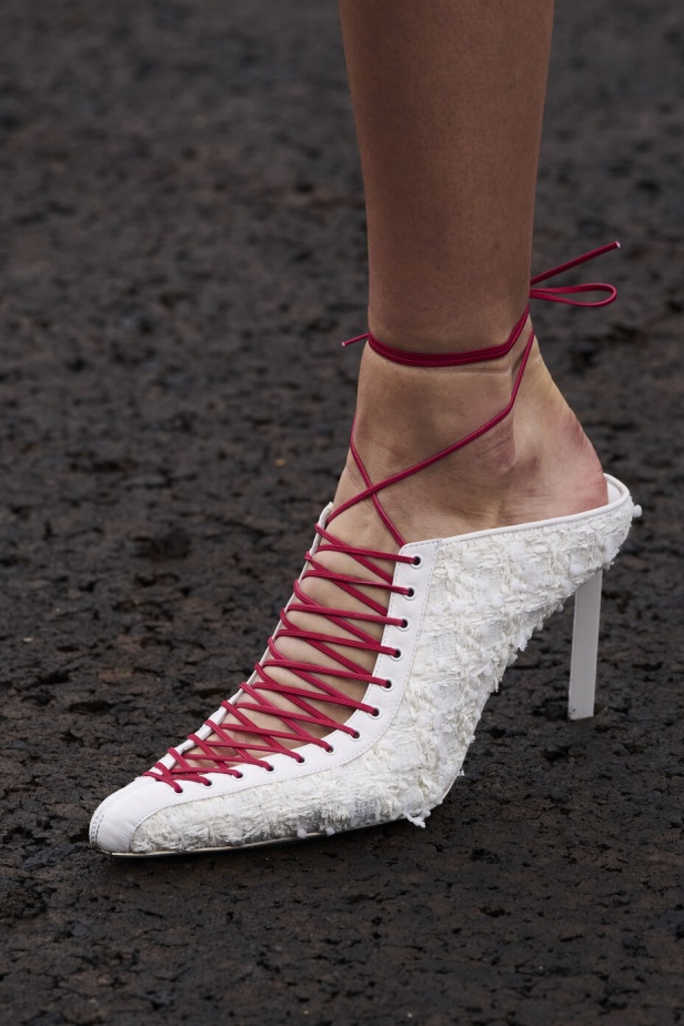 عرض أزياء Givenchy لربيع وصيف 2022 يحيي موضة التصاميم الكاجوال والشبابية