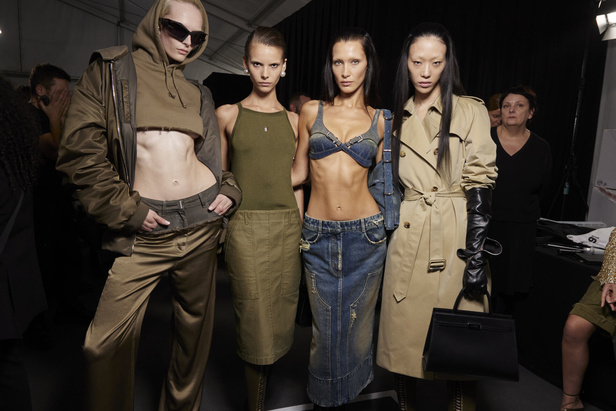 عرض أزياء Givenchy لربيع وصيف 2022 يحيي موضة التصاميم الكاجوال والشبابية