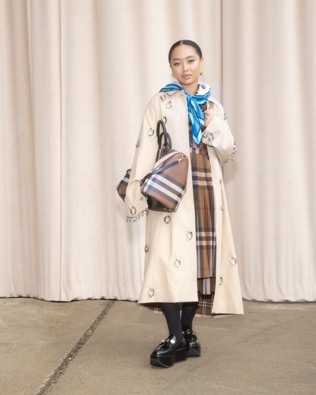 مجموعة Burberry لربيع 2023 أناقة صيفية بلمسة بريطانية 