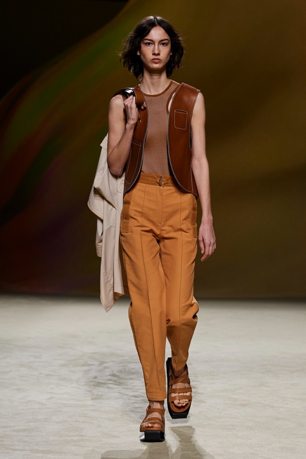 مجموعة Hermès لربيع 2023 تستحضر كثبان الصحراء في وسط باريس 
