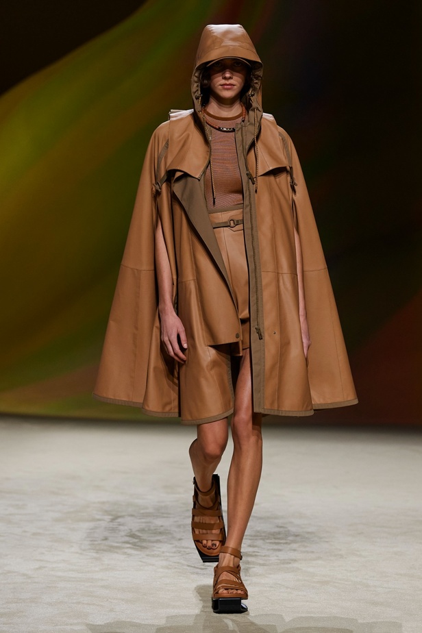 مجموعة Hermès لربيع 2023 تستحضر كثبان الصحراء في وسط باريس 
