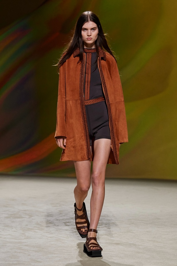 مجموعة Hermès لربيع 2023 تستحضر كثبان الصحراء في وسط باريس 