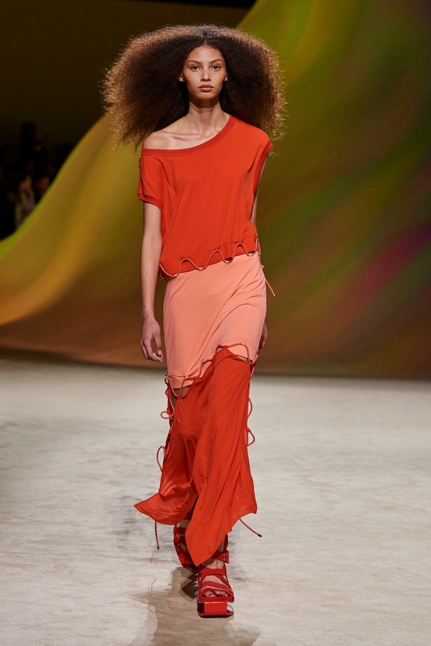 مجموعة Hermès لربيع 2023 تستحضر كثبان الصحراء في وسط باريس 