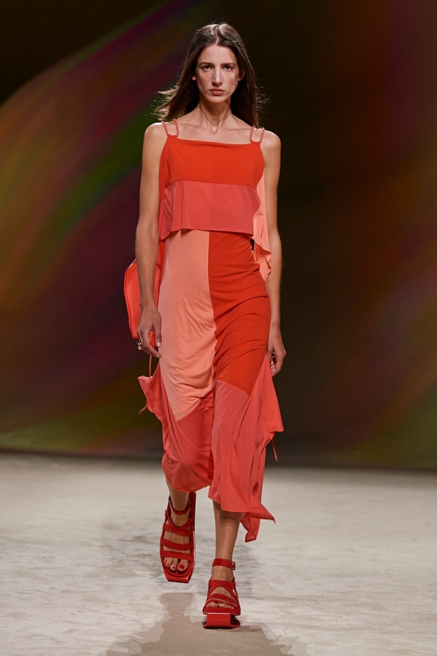 مجموعة Hermès لربيع 2023 تستحضر كثبان الصحراء في وسط باريس 