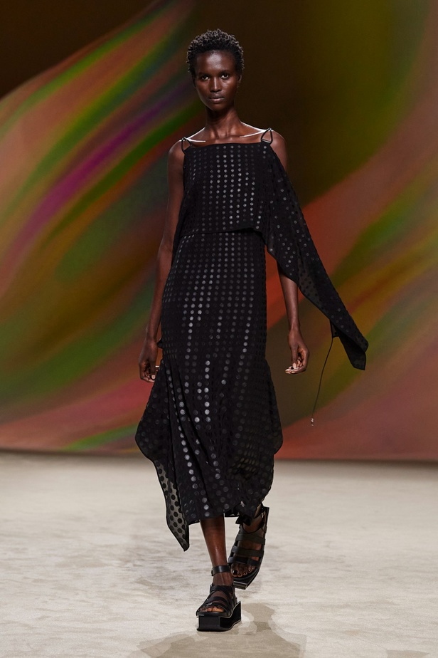 مجموعة Hermès لربيع 2023 تستحضر كثبان الصحراء في وسط باريس 