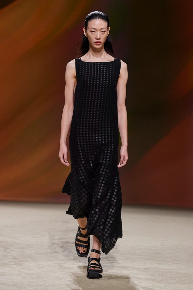 مجموعة Hermès لربيع 2023 تستحضر كثبان الصحراء في وسط باريس 