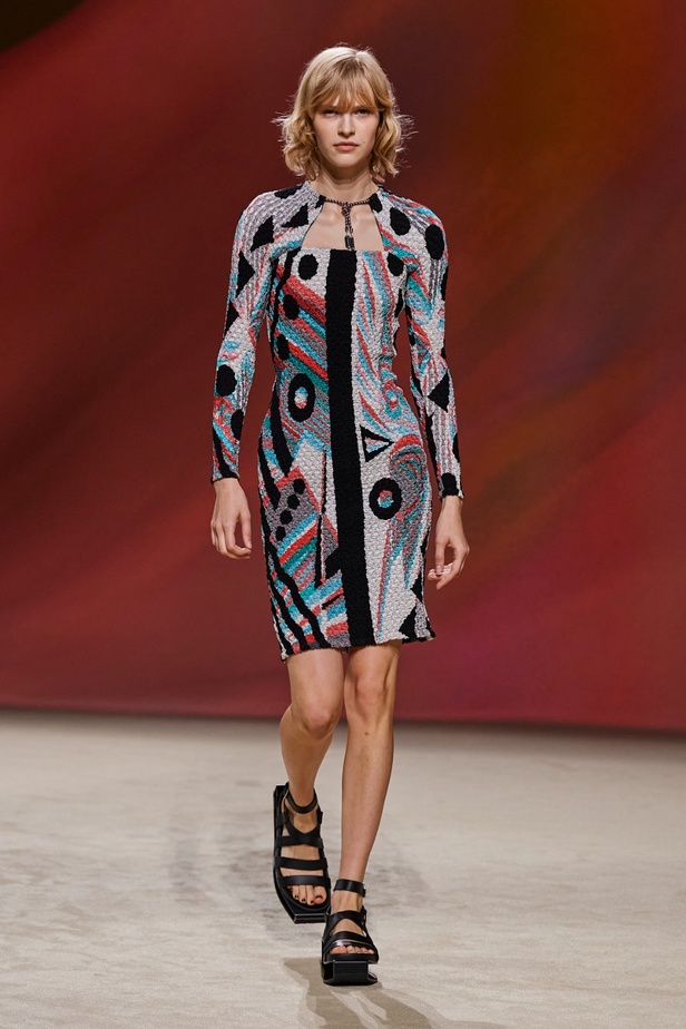 مجموعة Hermès لربيع 2023 تستحضر كثبان الصحراء في وسط باريس 