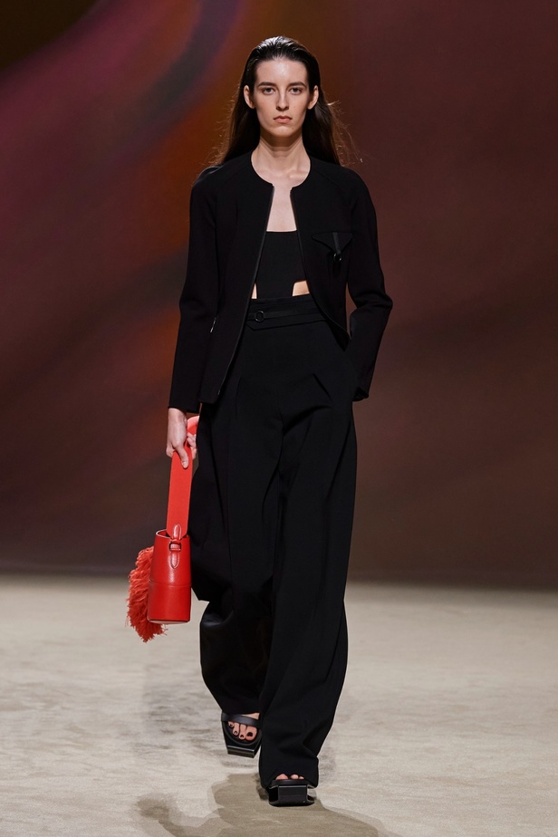 مجموعة Hermès لربيع 2023 تستحضر كثبان الصحراء في وسط باريس 