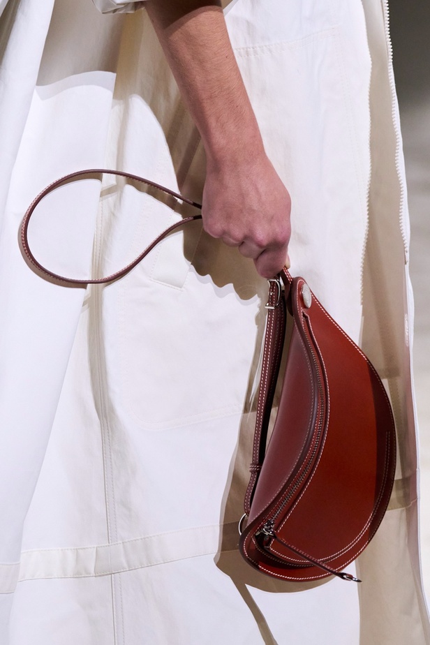مجموعة Hermès لربيع 2023 تستحضر كثبان الصحراء في وسط باريس 