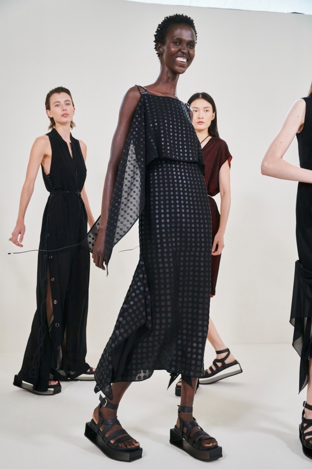 مجموعة Hermès لربيع 2023 تستحضر كثبان الصحراء في وسط باريس 