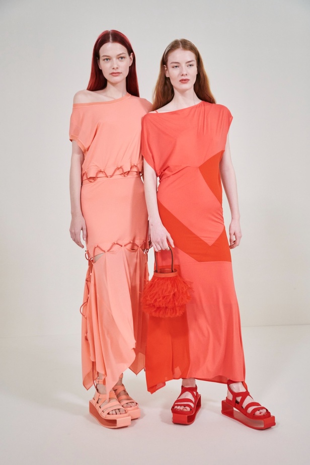 مجموعة Hermès لربيع 2023 تستحضر كثبان الصحراء في وسط باريس 