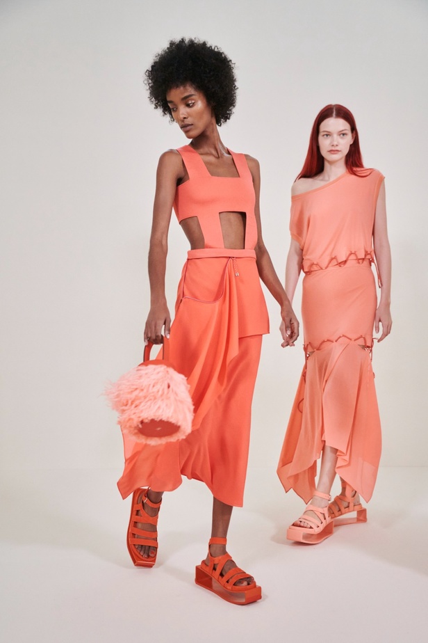 مجموعة Hermès لربيع 2023 تستحضر كثبان الصحراء في وسط باريس 