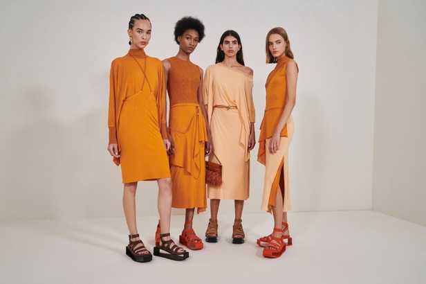 مجموعة Hermès لربيع 2023 تستحضر كثبان الصحراء في وسط باريس 