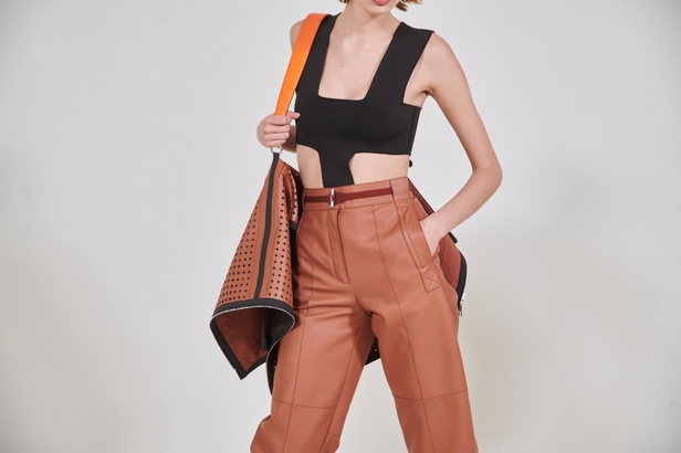 مجموعة Hermès لربيع 2023 تستحضر كثبان الصحراء في وسط باريس 