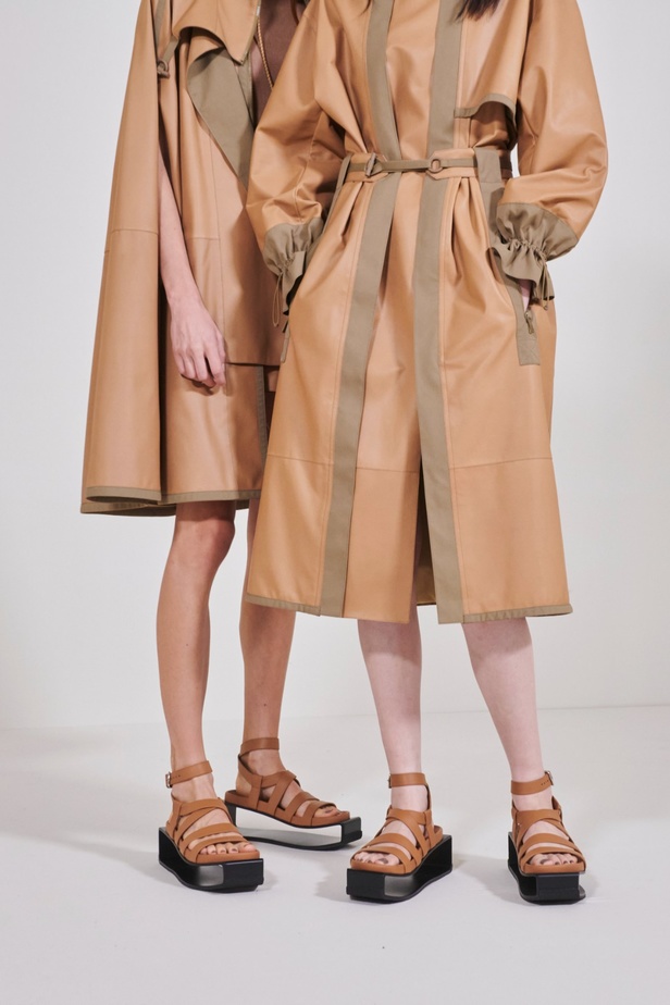 مجموعة Hermès لربيع 2023 تستحضر كثبان الصحراء في وسط باريس 