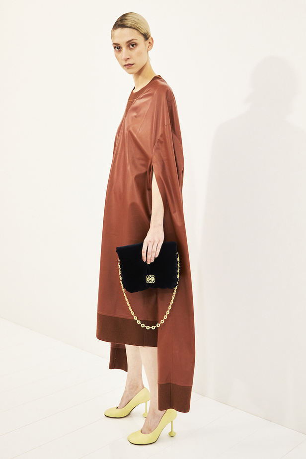 مجموعة Loewe لموسم ربيع وصيف 2023