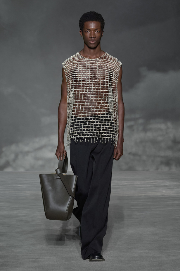 عرض أزياء Lanvin لربيع وصيف 2023.. صيحات كلاسيكية وقطع شفافة