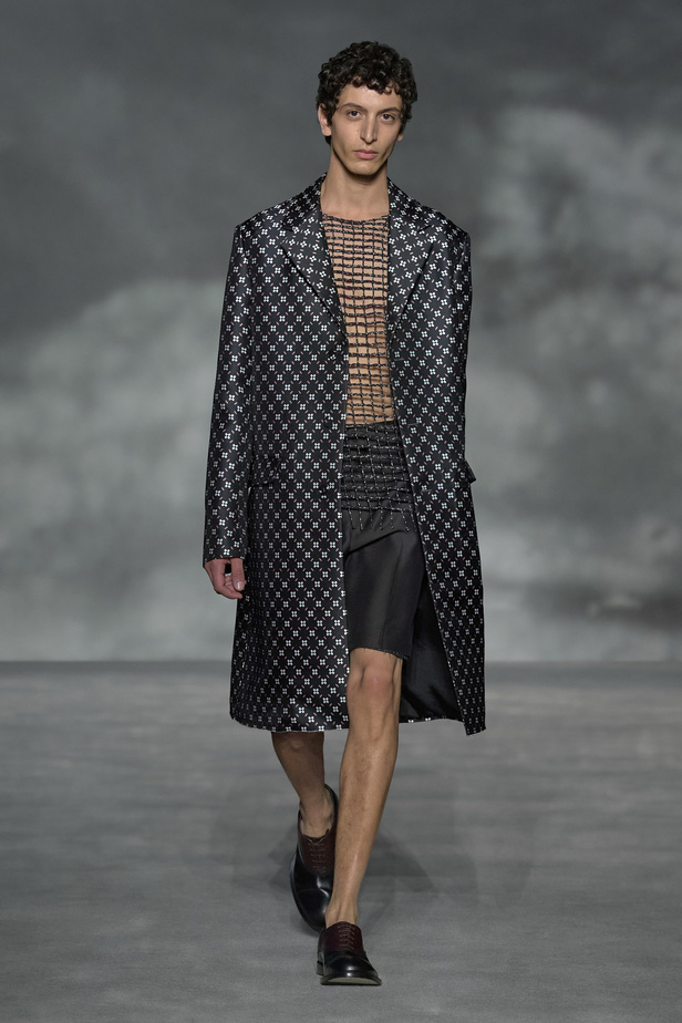 عرض أزياء Lanvin لربيع وصيف 2023.. صيحات كلاسيكية وقطع شفافة