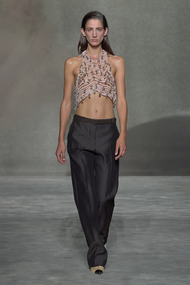 عرض أزياء Lanvin لربيع وصيف 2023.. صيحات كلاسيكية وقطع شفافة