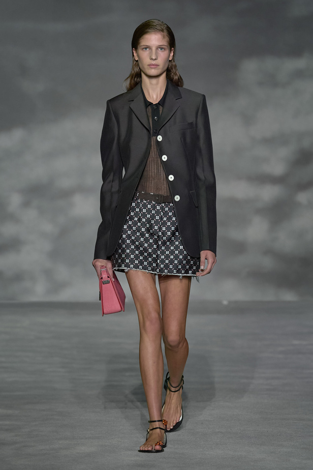 عرض أزياء Lanvin لربيع وصيف 2023.. صيحات كلاسيكية وقطع شفافة