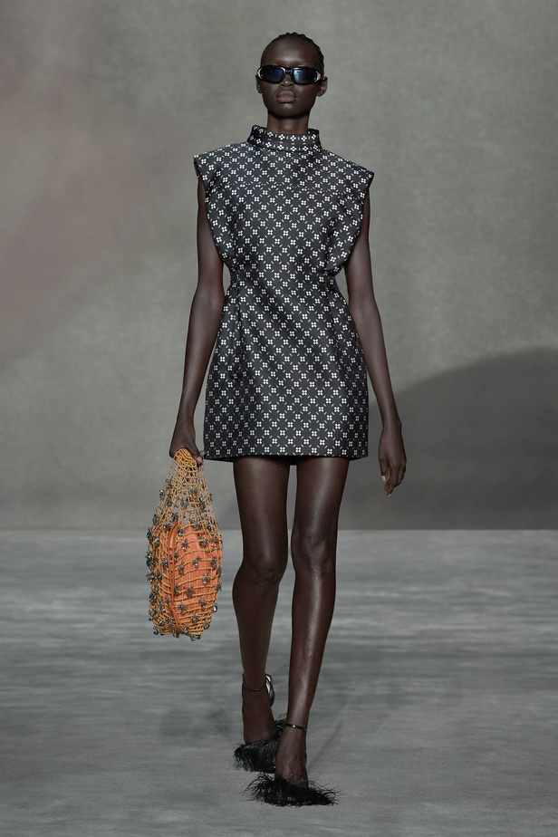 عرض أزياء Lanvin لربيع وصيف 2023.. صيحات كلاسيكية وقطع شفافة