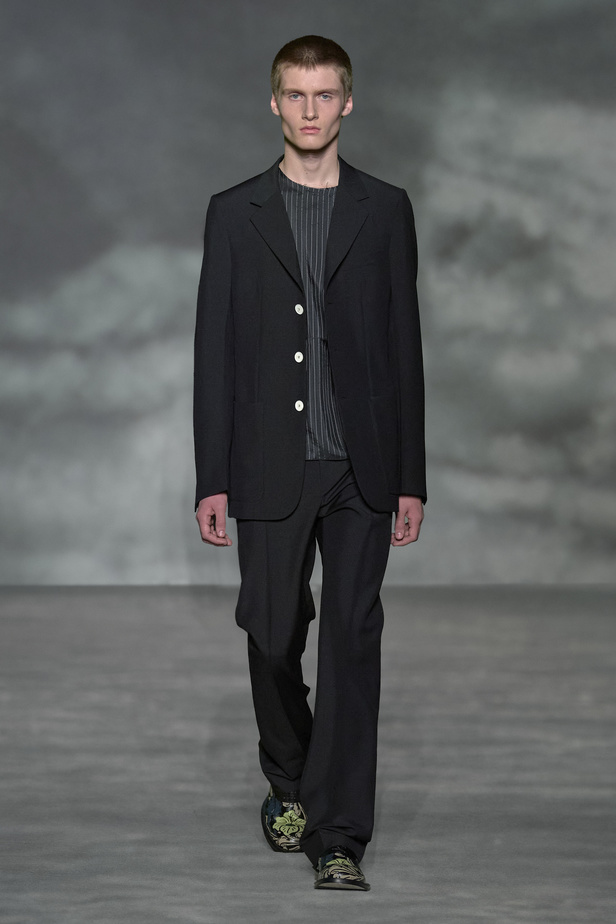 عرض أزياء Lanvin لربيع وصيف 2023.. صيحات كلاسيكية وقطع شفافة