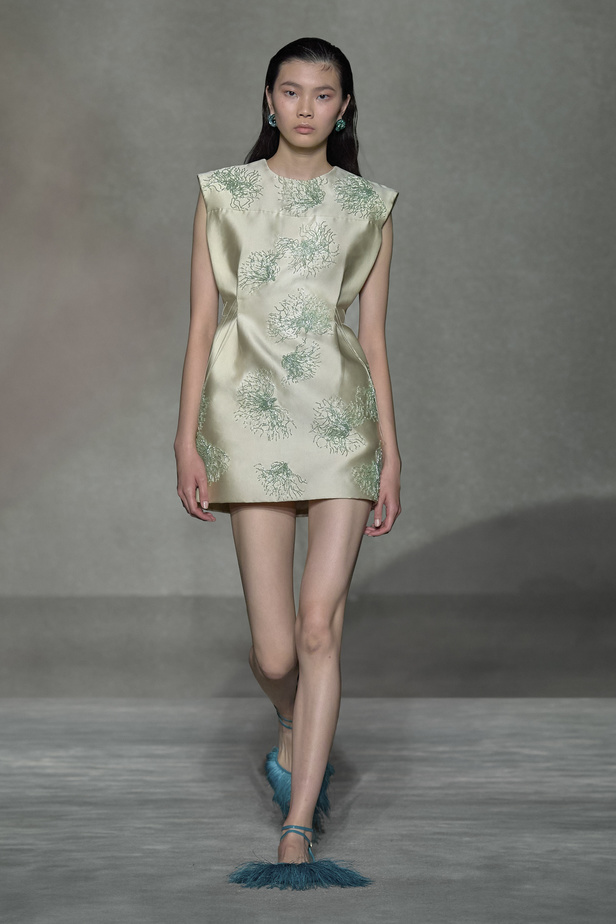 عرض أزياء Lanvin لربيع وصيف 2023.. صيحات كلاسيكية وقطع شفافة