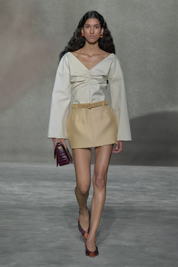 عرض أزياء Lanvin لربيع وصيف 2023.. صيحات كلاسيكية وقطع شفافة