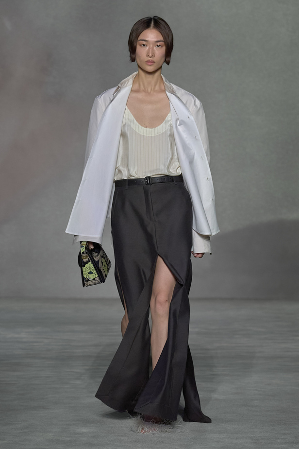 عرض أزياء Lanvin لربيع وصيف 2023.. صيحات كلاسيكية وقطع شفافة