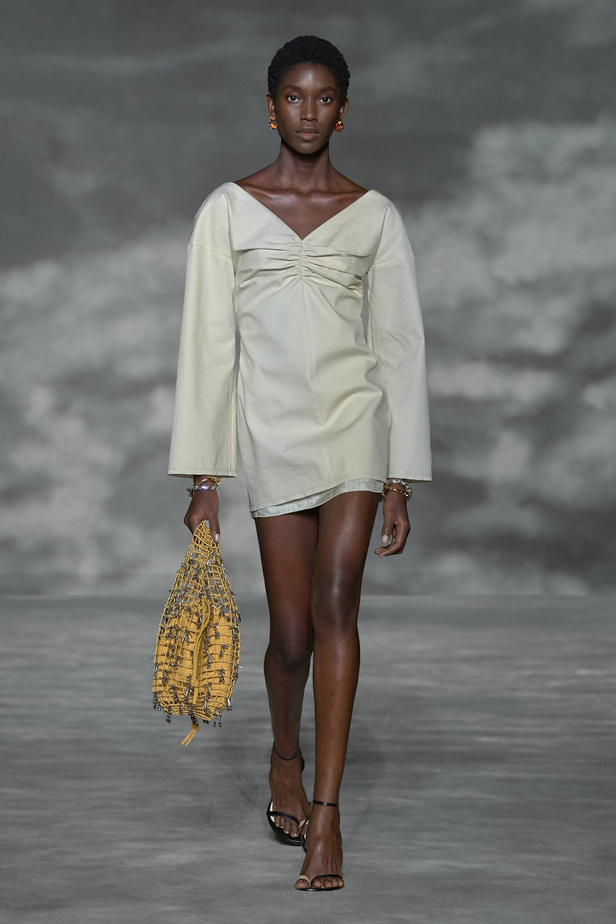 عرض أزياء Lanvin لربيع وصيف 2023.. صيحات كلاسيكية وقطع شفافة