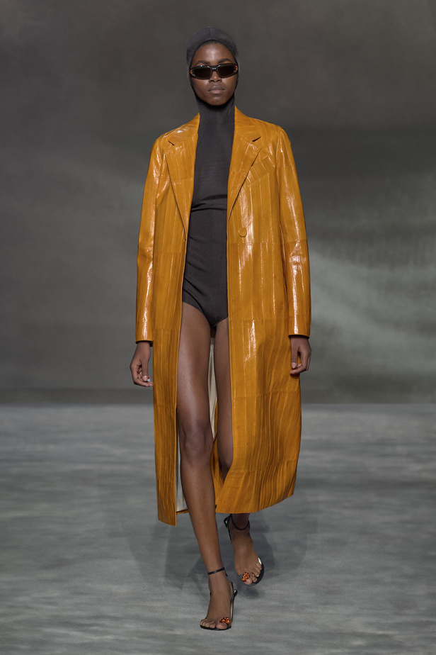 عرض أزياء Lanvin لربيع وصيف 2023.. صيحات كلاسيكية وقطع شفافة